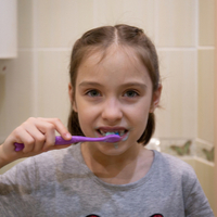 Grantham dentist visits local children to help them polish their brushing skills